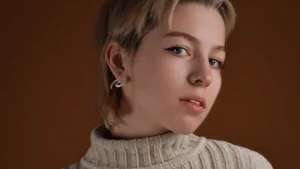 Mock Neck Sweaters as a Must-Have Knitwear Style for B2B Buyers in Fall/Winter Collections